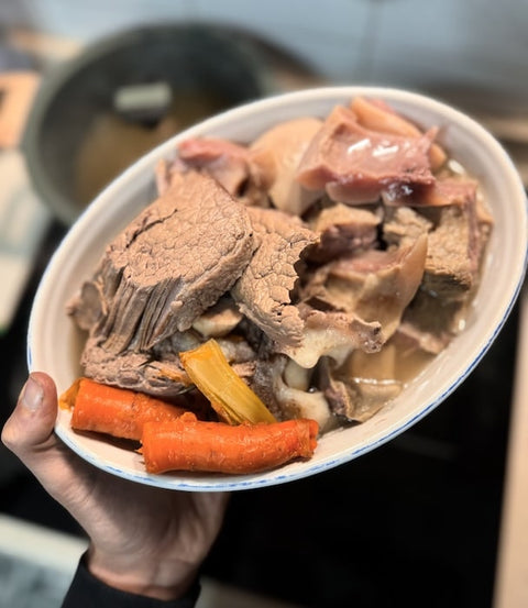 bollito con ossa con midollo e testina - brodo di ossa con collagene e glicina