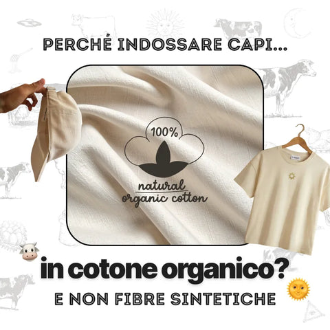 Cappello e maglietta beige in cotone organico con etichetta 100% natural organic cotton su tessuto increspato