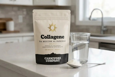 Busta da 500g di Collagene da Mucche al Pascolo Carnivore Company su piano cucina bianco, affiancata da un cucchiaio con polvere bianca e un bicchiere d'acqua, che illustra la dose giornaliera consigliata e come assumere il collagene