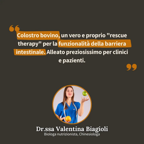 Dr.ssa Valentina Biagioli, biologa nutrizionista in divisa blu con metro da sarto, tiene una mela verde e un'arancia: citazione sul colostro bovino come rescue therapy per la barriera intestinale