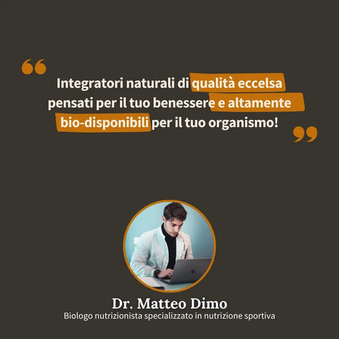 Dr. Matteo Dimo, biologo nutrizionista specializzato in nutrizione sportiva, al laptop in camice bianco, consiglia integratori naturali animal based ad alta bio-disponibilità per il benessere dell'organismo