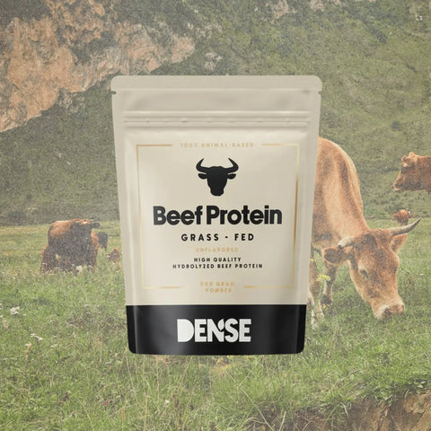 Busta da 500g di Beef Protein Grass Fed Carnivore Company, proteina idrolizzata del manzo al naturale, con mucche al pascolo sullo sfondo verde