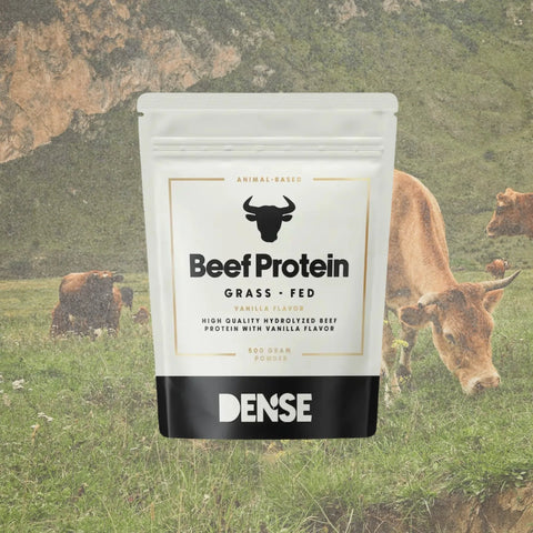Busta da 500g di Beef Protein Grass Fed gusto vaniglia del brand Carnivore Company, con mucche al pascolo sullo sfondo — proteine del manzo grass fed idrolizzate in polvere