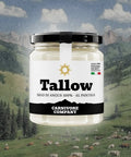 Barattolo in vetro di Tallow Italiano Carnivore Company, sego di Angus 100% al pascolo con filiera italiana certificata, su sfondo di prati alpini con mandria al pascolo