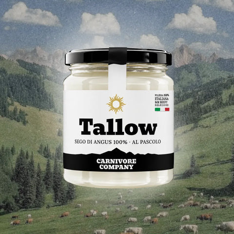 Barattolo in vetro di Tallow Italiano Carnivore Company, sego di Angus 100% al pascolo con filiera italiana certificata, su sfondo di prati alpini con mandria al pascolo