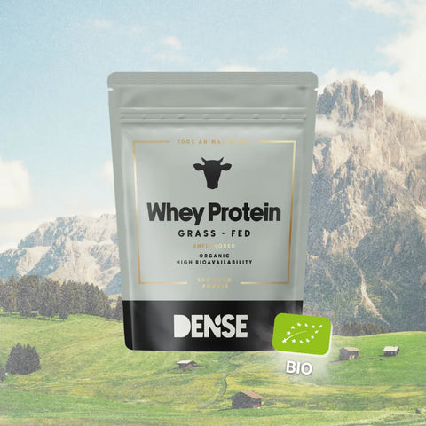 Confezione di proteine Whey grass fed neutre bio Carnivore Company con sfondo di montagne alpine