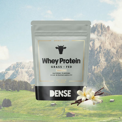 Confezione di proteine Whey grass alla vaniglia fed Carnivore Company con aroma vaniglia, sullo sfondo delle Alpi.